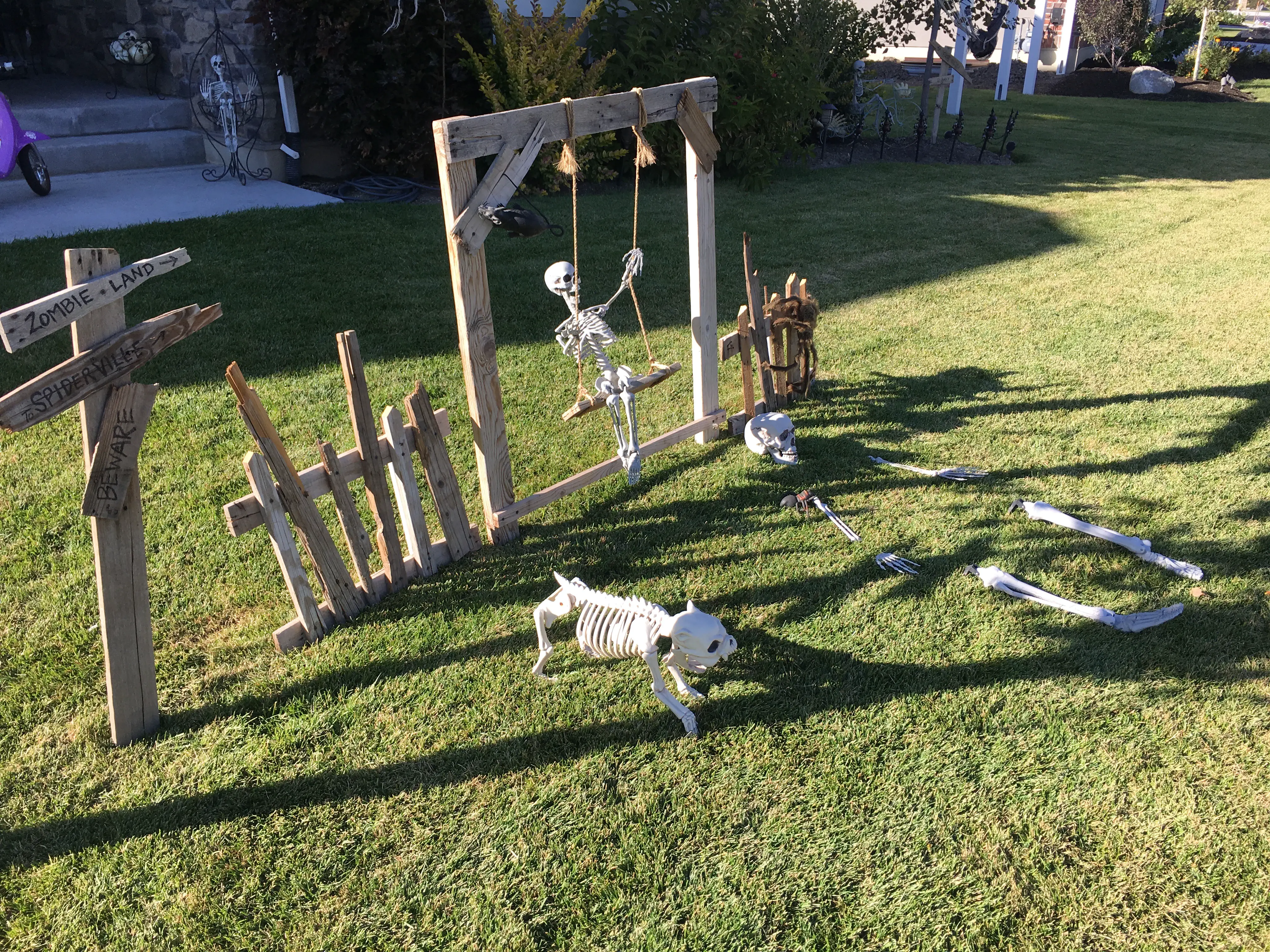DIY Halloween Pallet Fences